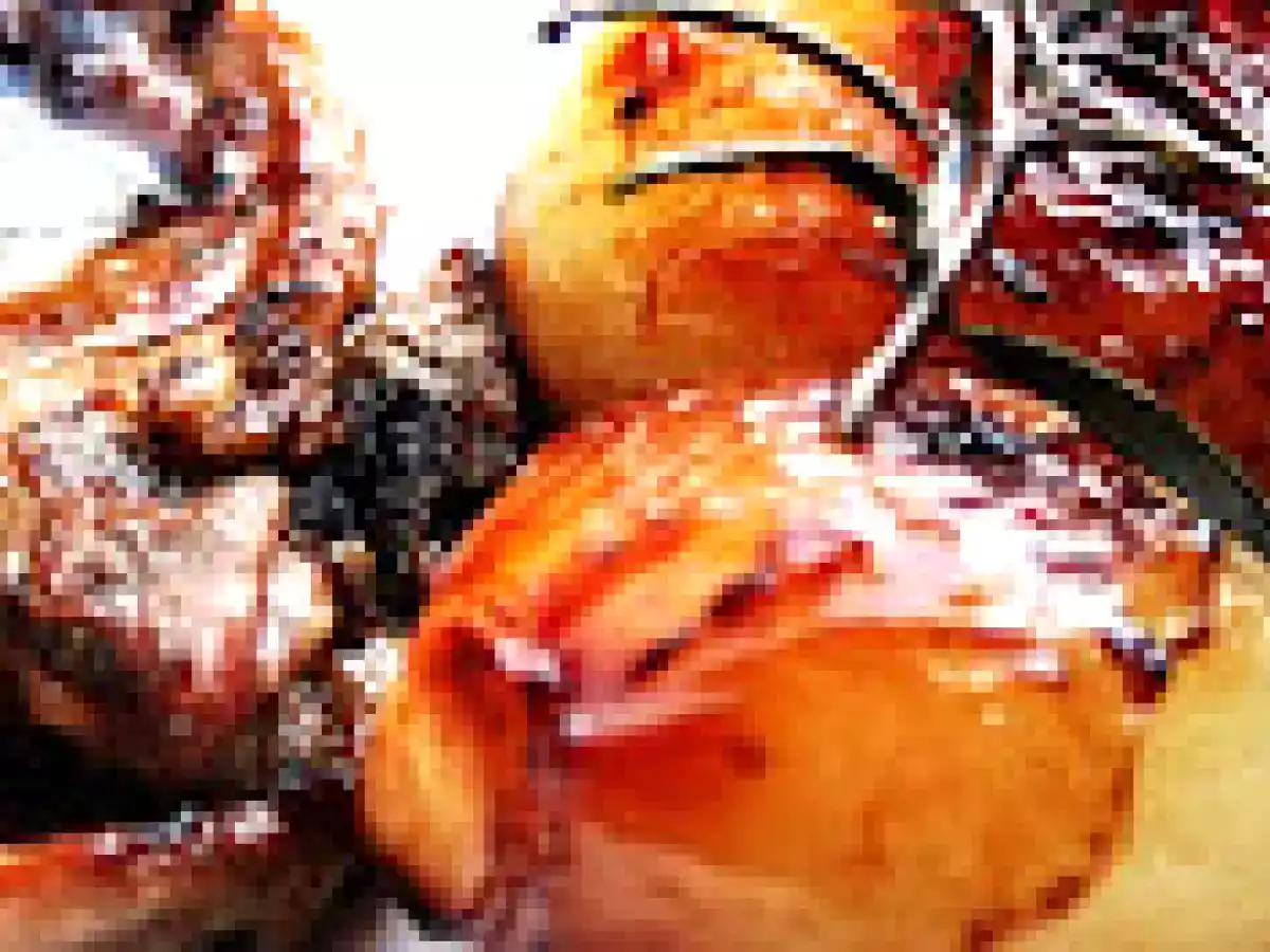 PIRULETAS DE CORDERO CON CEBOLLITAS BABY CONFITADAS Y FRESAS FRITAS - foto 2