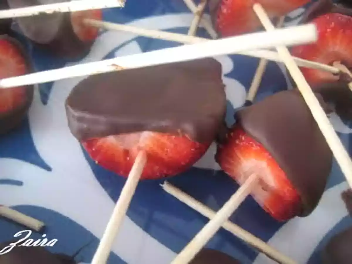 Piruletas de fresas con chocolate