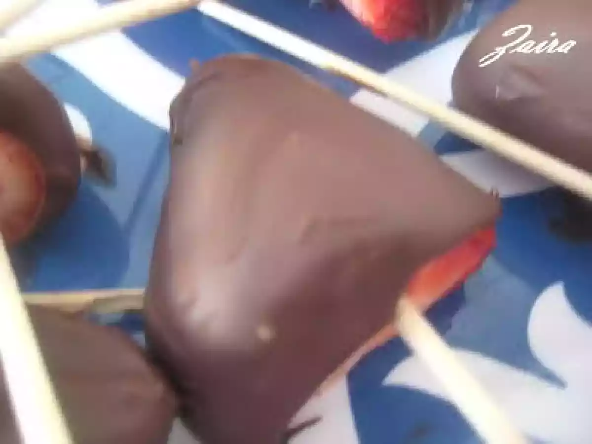 Piruletas de fresas con chocolate - foto 2