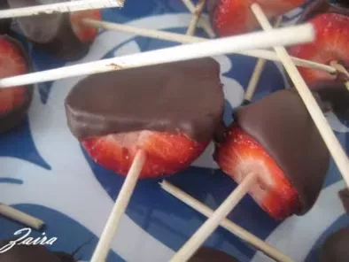 Piruletas de fresas con chocolate
