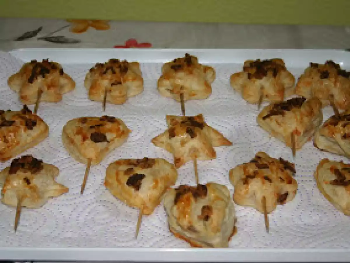 Piruletas de hojaldre rellenas .