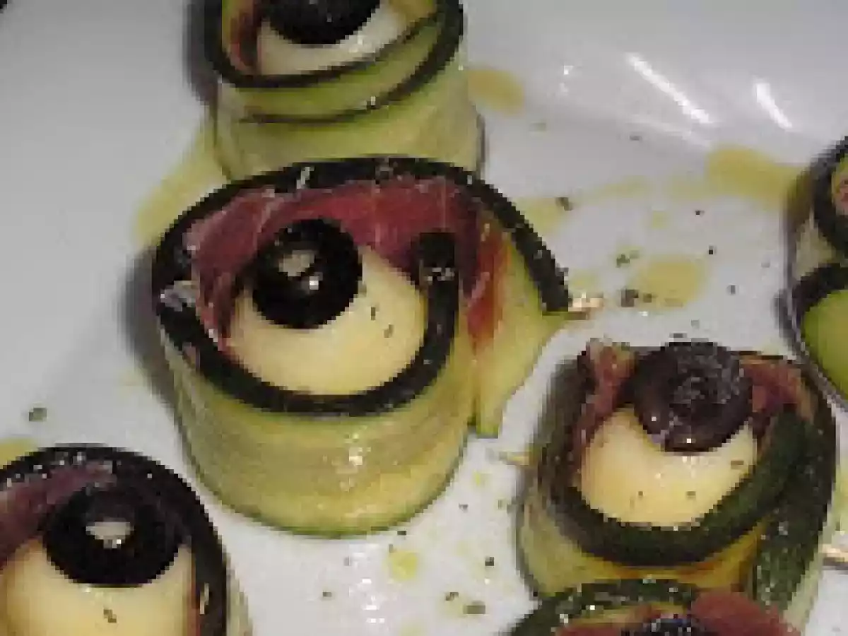 PIRULETAS DE PAN DE MOLDE CON COSAS RICAS.