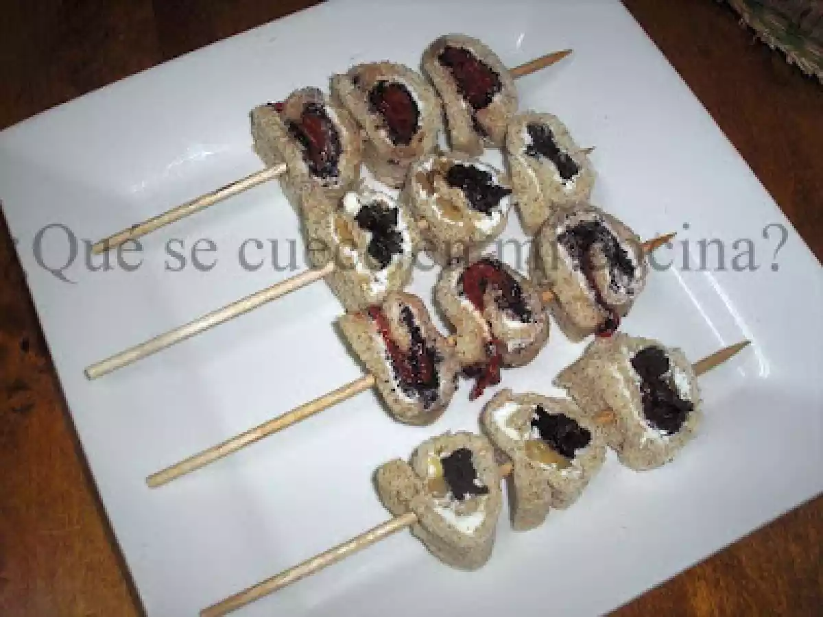 PIRULETAS DE PAN DE MOLDE CON COSAS RICAS. - foto 3