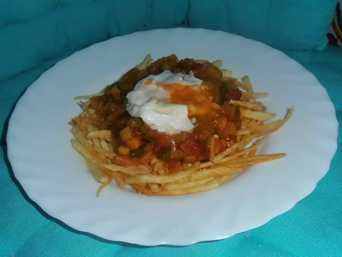 Pisto con patatas paja y huevo escalfado