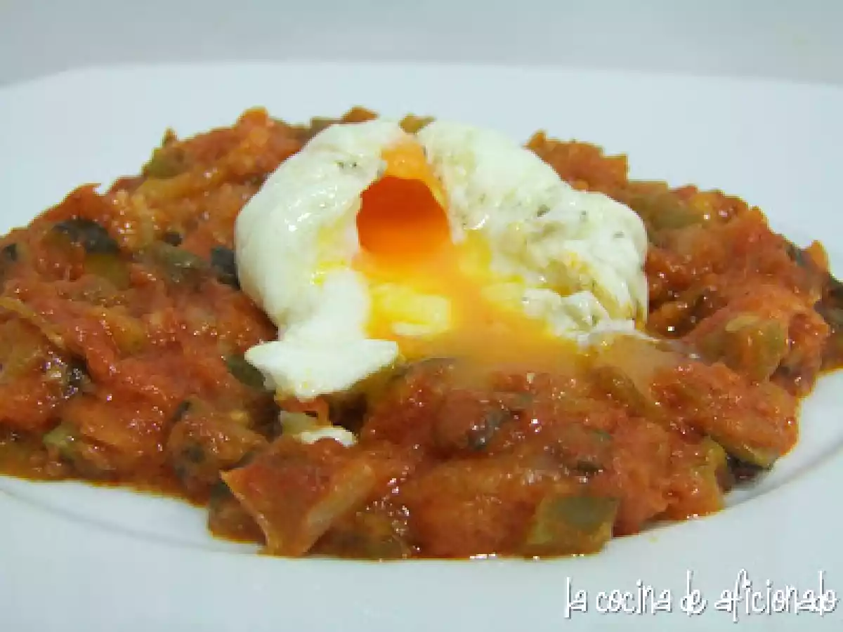Pisto de calabacín con huevo poché.