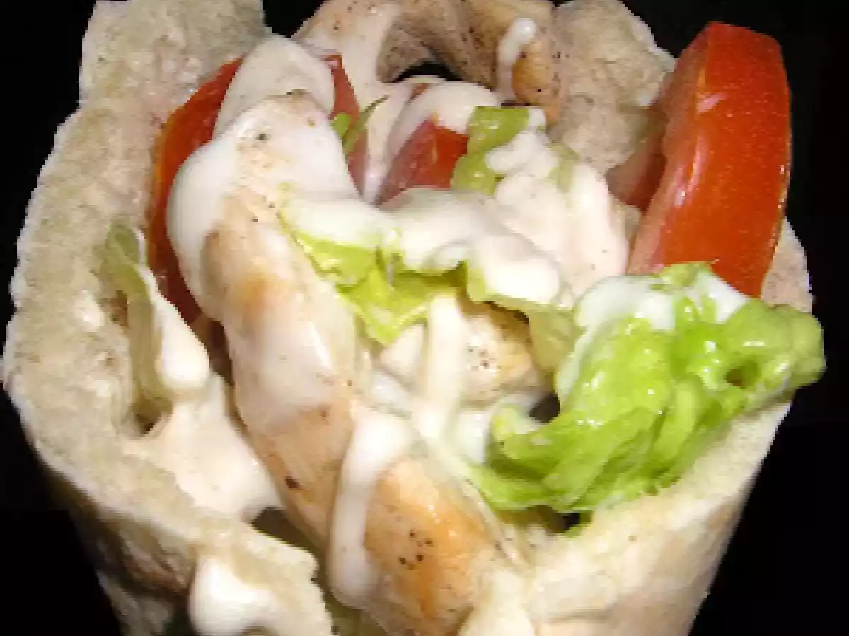 Pita de pollo con salsa kebab