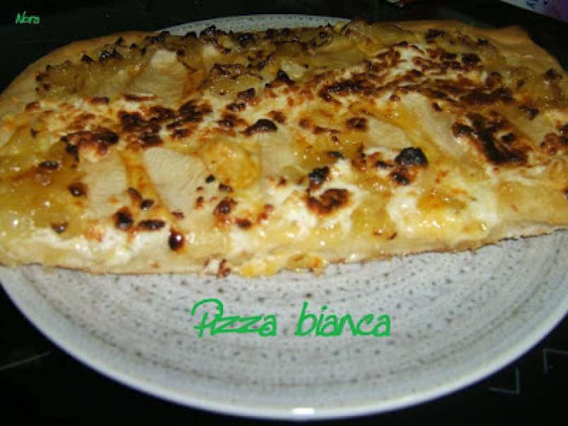 Pizza bianca con cebolla caramelizada y queso de cabra