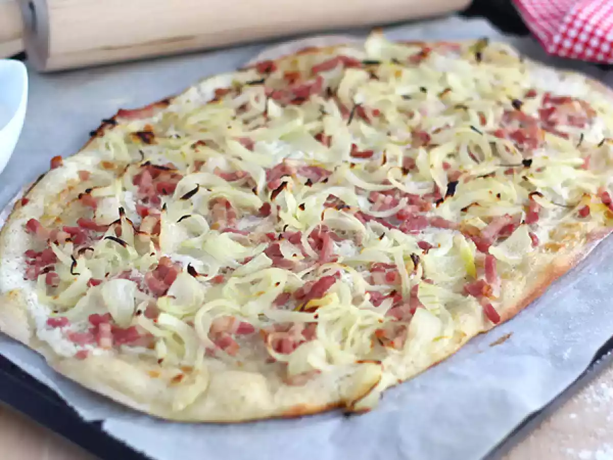 Pizza carbonara con bacon y cebolla