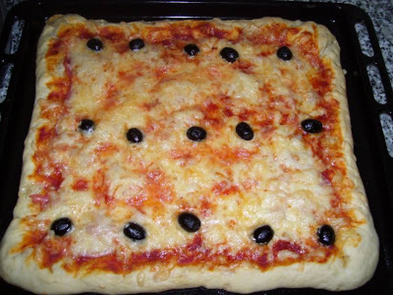 PIZZA CON BORDE RELLENO DE QUESO