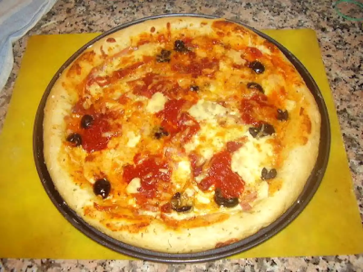 PIZZA CON EL BORDE RELLENO DE QUESO