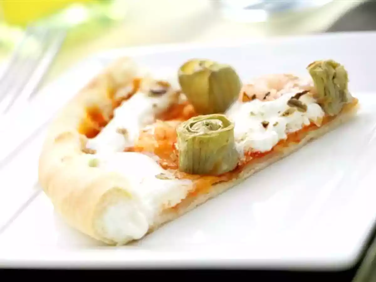 Pizza con el borde relleno y con alcachofas y gambas