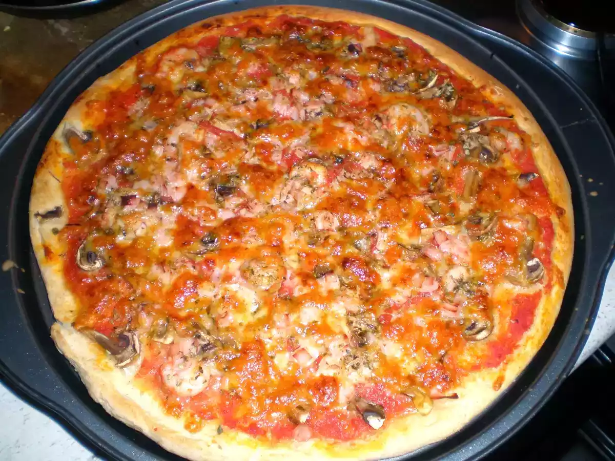 Pizza con fiambre de pavo y champinones