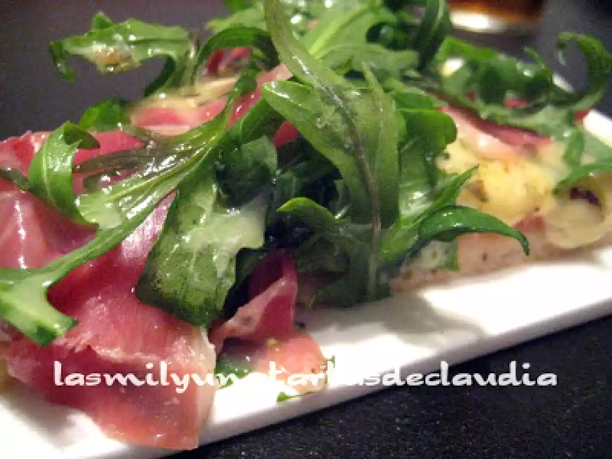 Pizza con masa madre de jamón y rúcula - foto 2