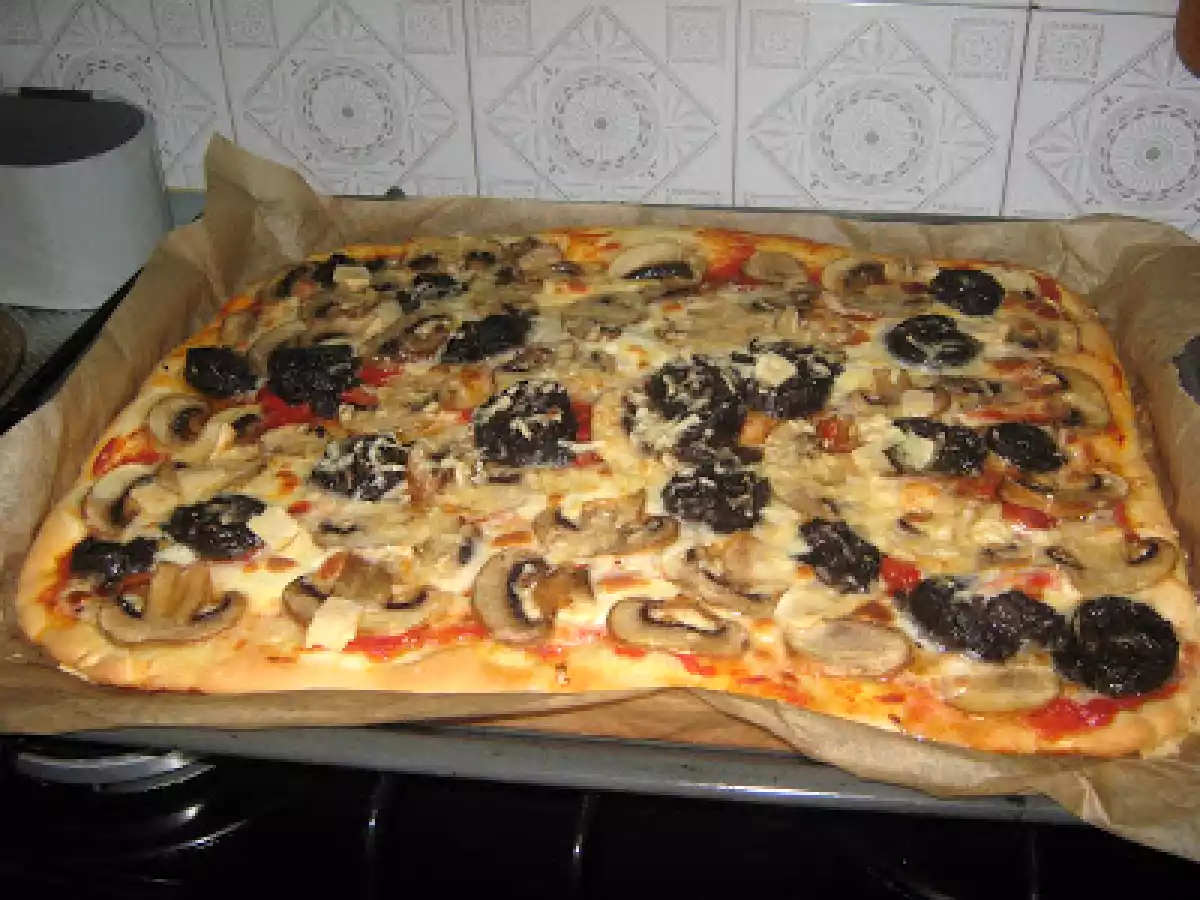 Pizza con morcilla de cebolla y champiñones