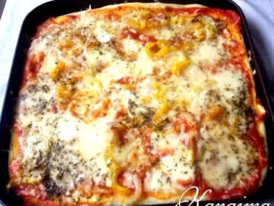 Pizza con pimentón y cebolla caramelizada