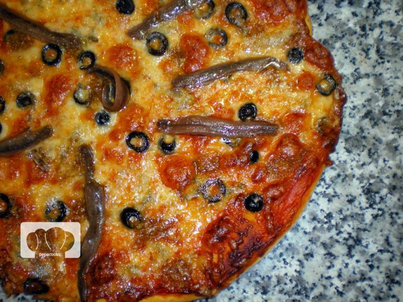 Pizza de anchoas con salsa de nueces y gorgonzola