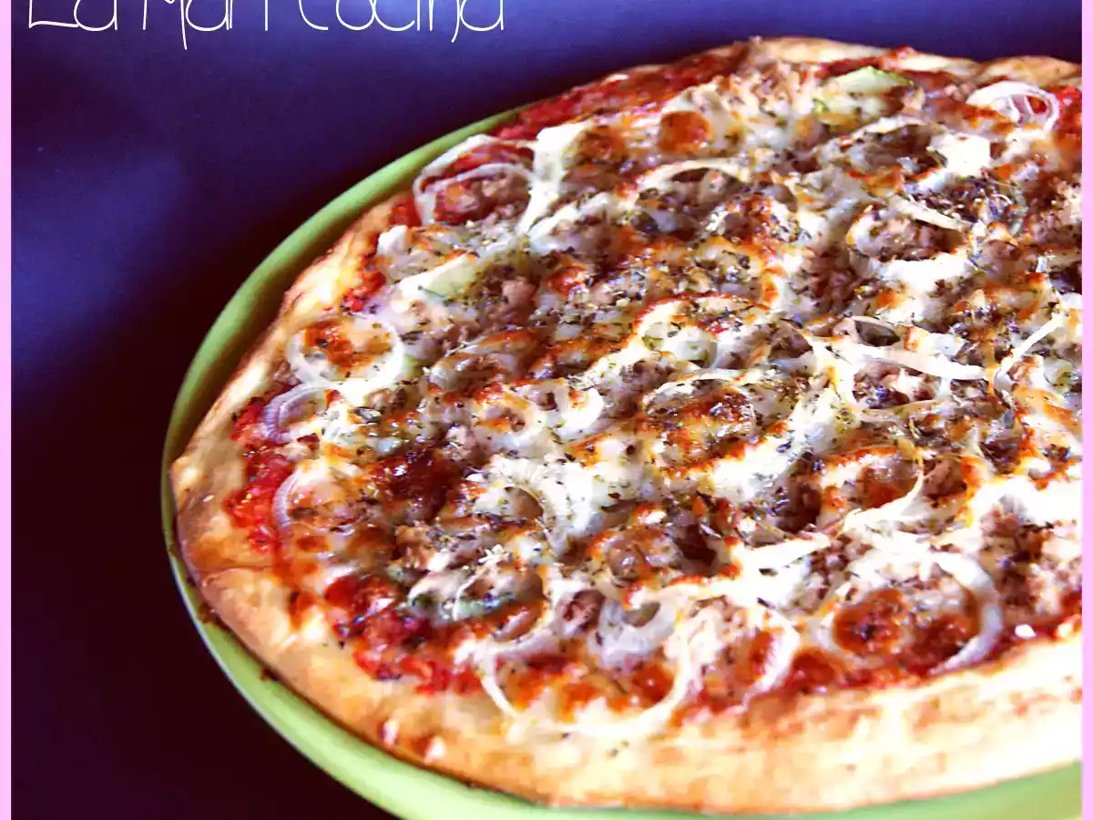 Pizza de atún, calabacín y cebolla