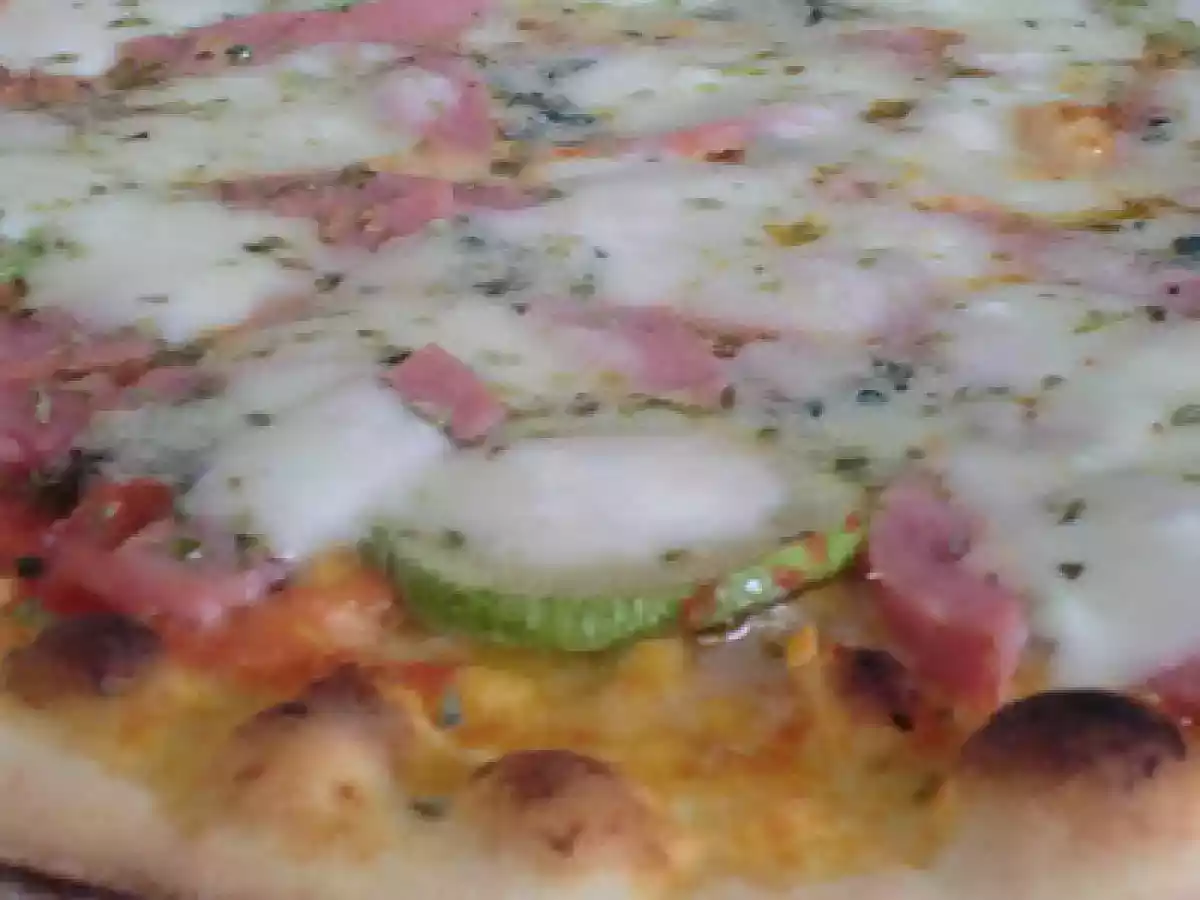 Pizza de calabacín y mortadela - foto 3