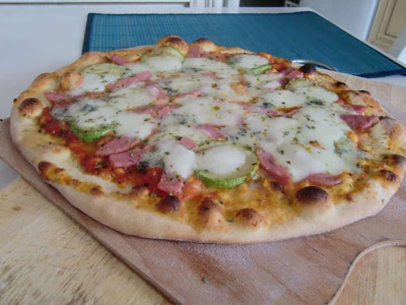 Pizza de calabacín y mortadela