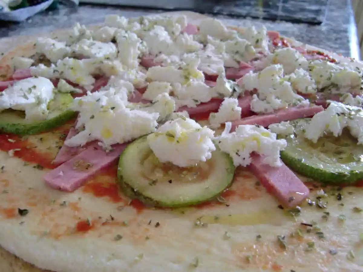 Pizza de calabacín y mortadela - foto 4