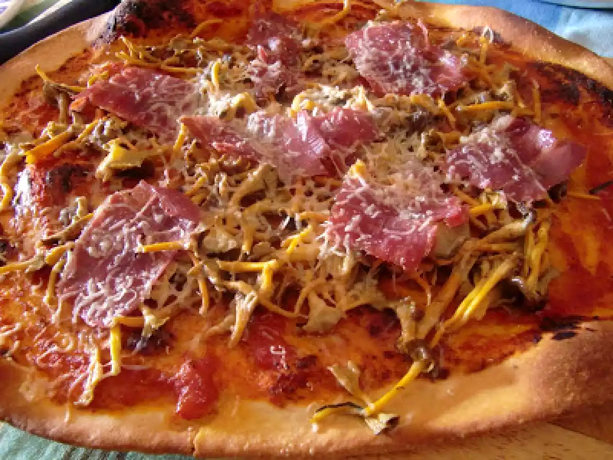 Pizza de camagrocs y jamón serrano