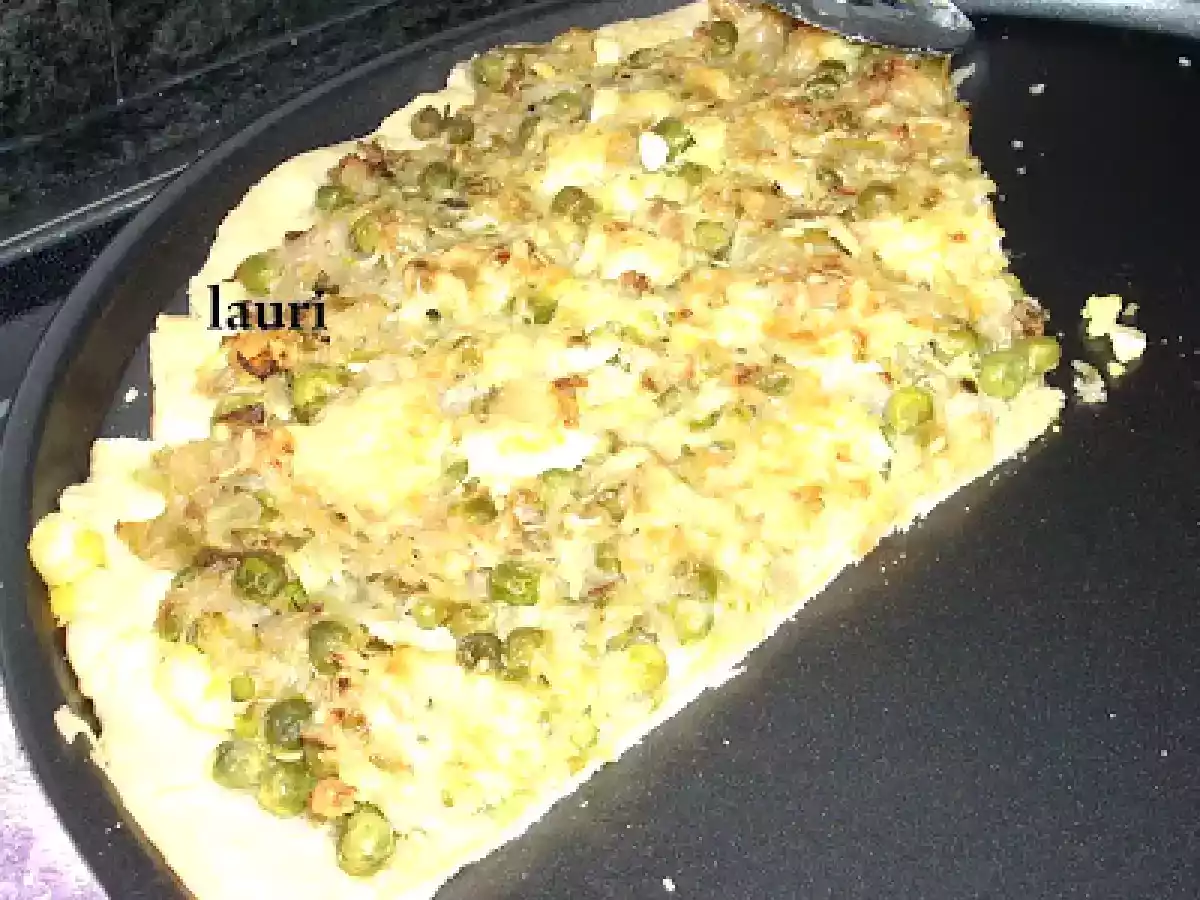 PIZZA DE CEBOLLA, GUISANTES Y TOQUE DE LECHUGA - foto 2