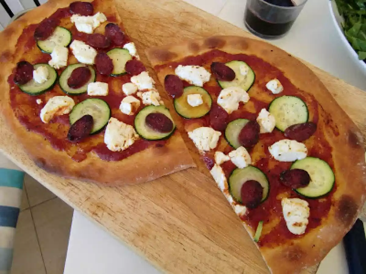 Pizza de espetec, calabacín y queso de cabra
