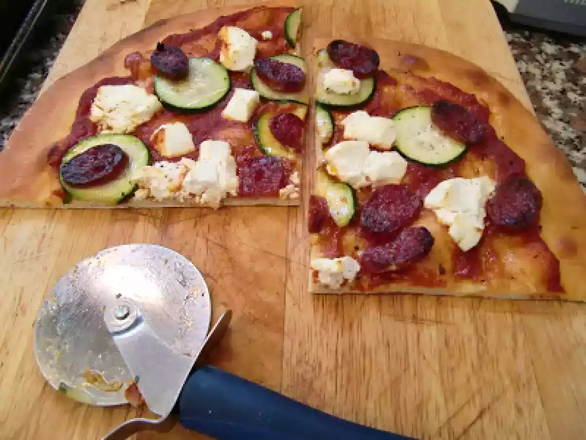 Pizza de espetec, calabacín y queso de cabra - foto 2
