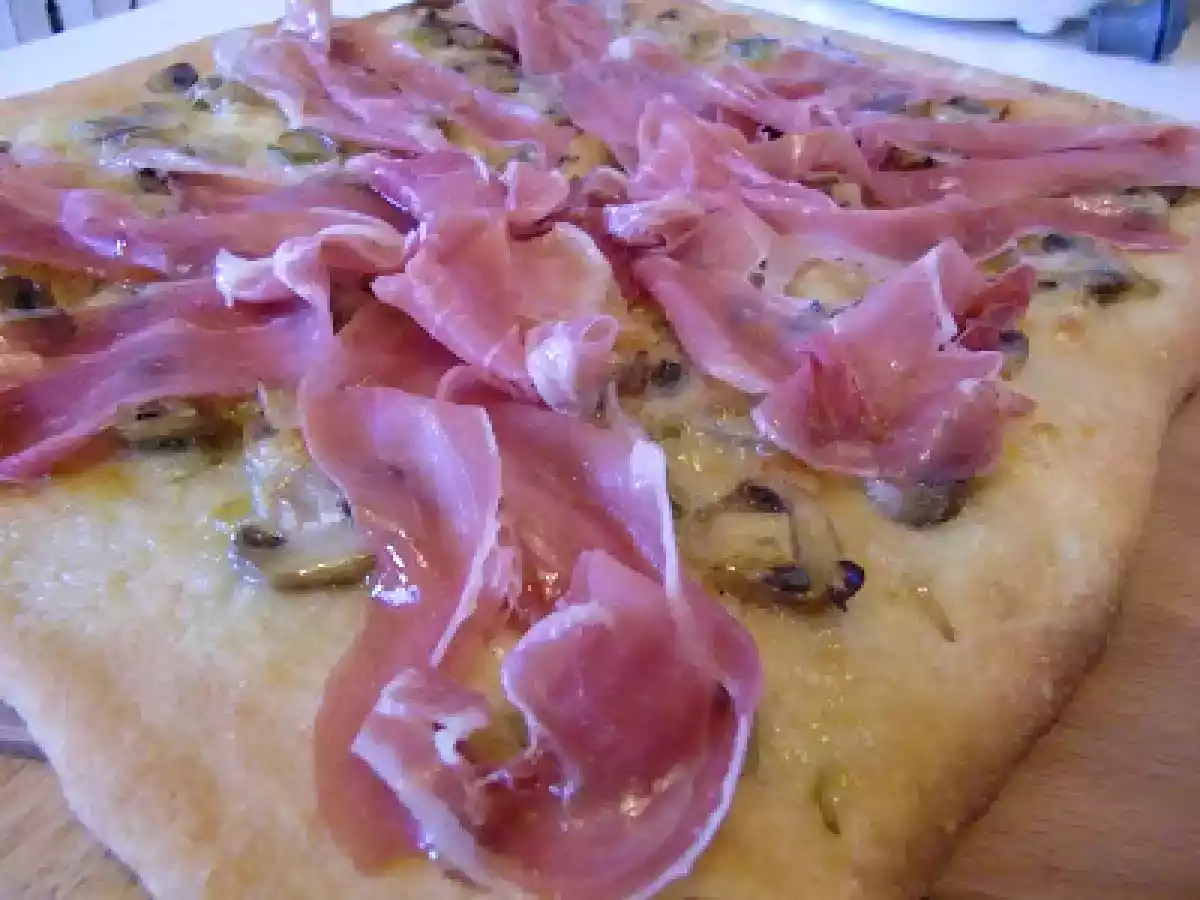 Pizza de jamón serrano y champiñones