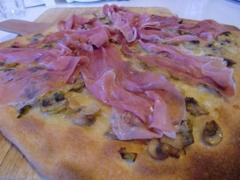 Pizza de jamón serrano y champiñones - foto 2