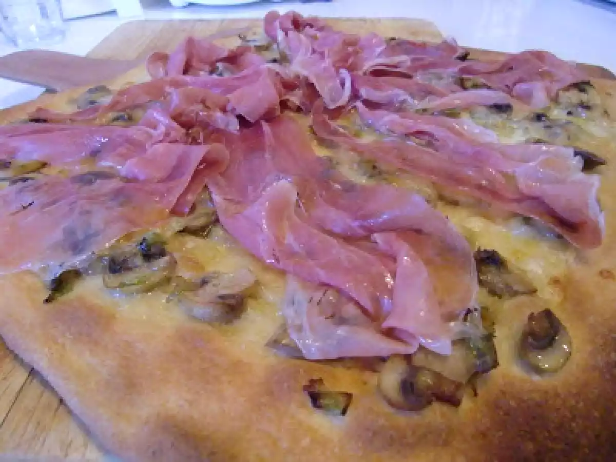 Pizza de jamón serrano y champiñones - foto 2
