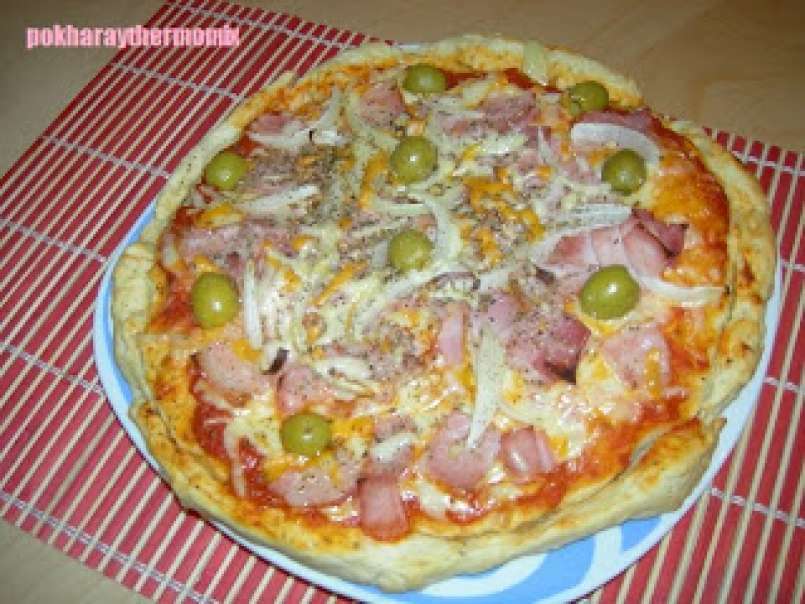 Pizza de jamón york, cebolla, bacon y aceitunas