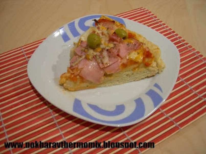 Pizza de jamón york, cebolla, bacon y aceitunas - foto 2