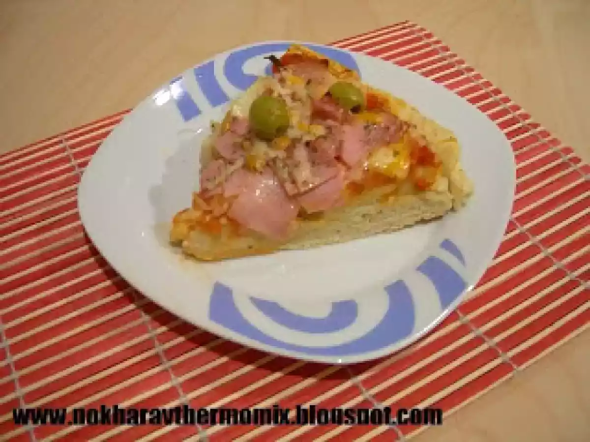 Pizza de jamón york, cebolla, bacon y aceitunas - foto 2