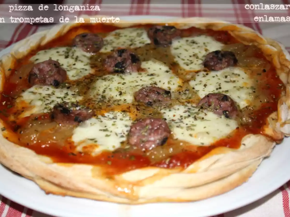 Pizza de longaniza con trompetas de la muerte
