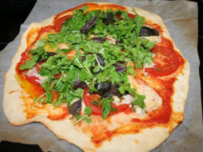 Pizza de mozzarella y rucula, foto 1