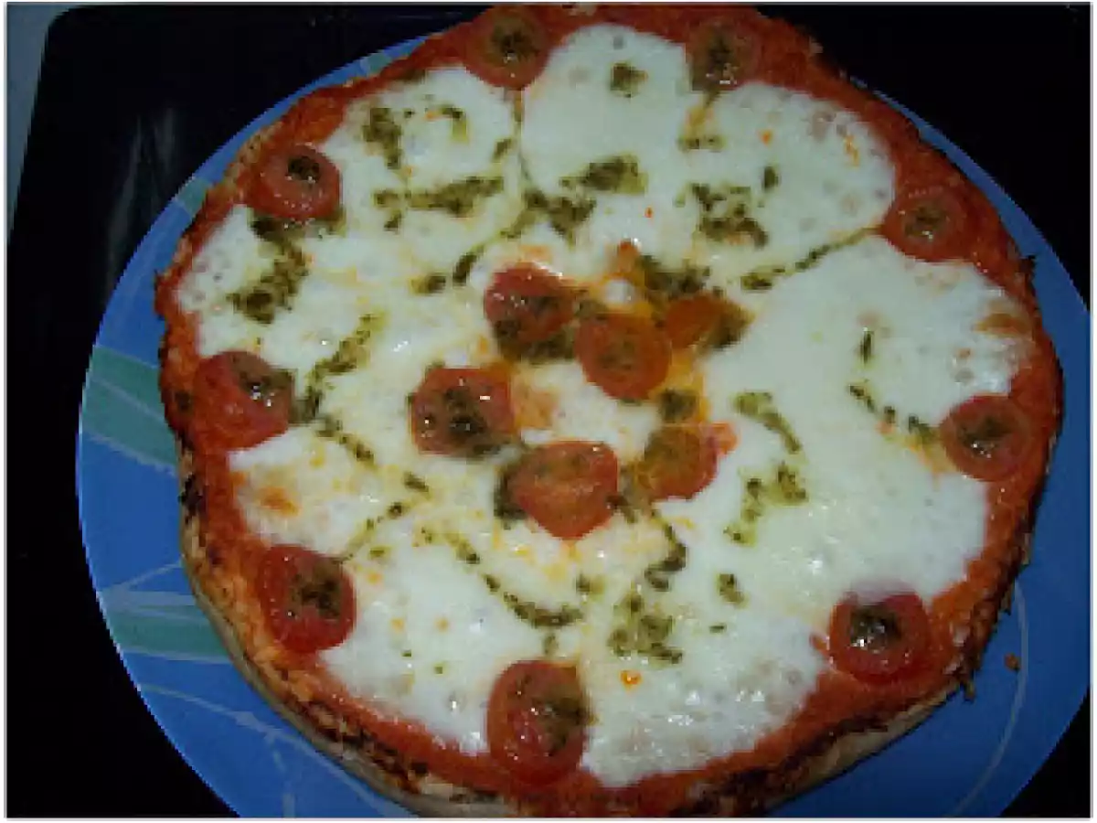 PIZZA DE PAN MARROQUI CON QUESO MOZZARELA, TOMATES CHERRIS Y ACEITE DE ALBACA
