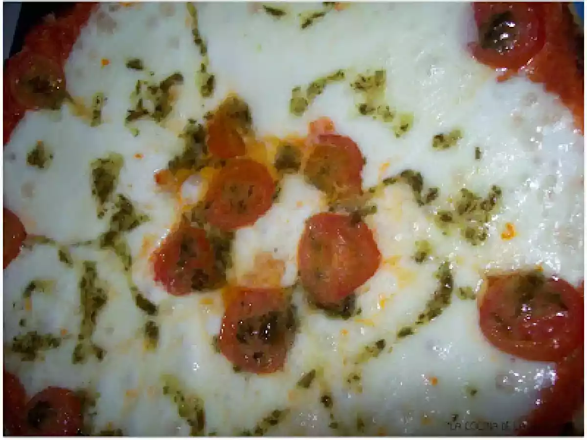 PIZZA DE PAN MARROQUI CON QUESO MOZZARELA, TOMATES CHERRIS Y ACEITE DE ALBACA - foto 2