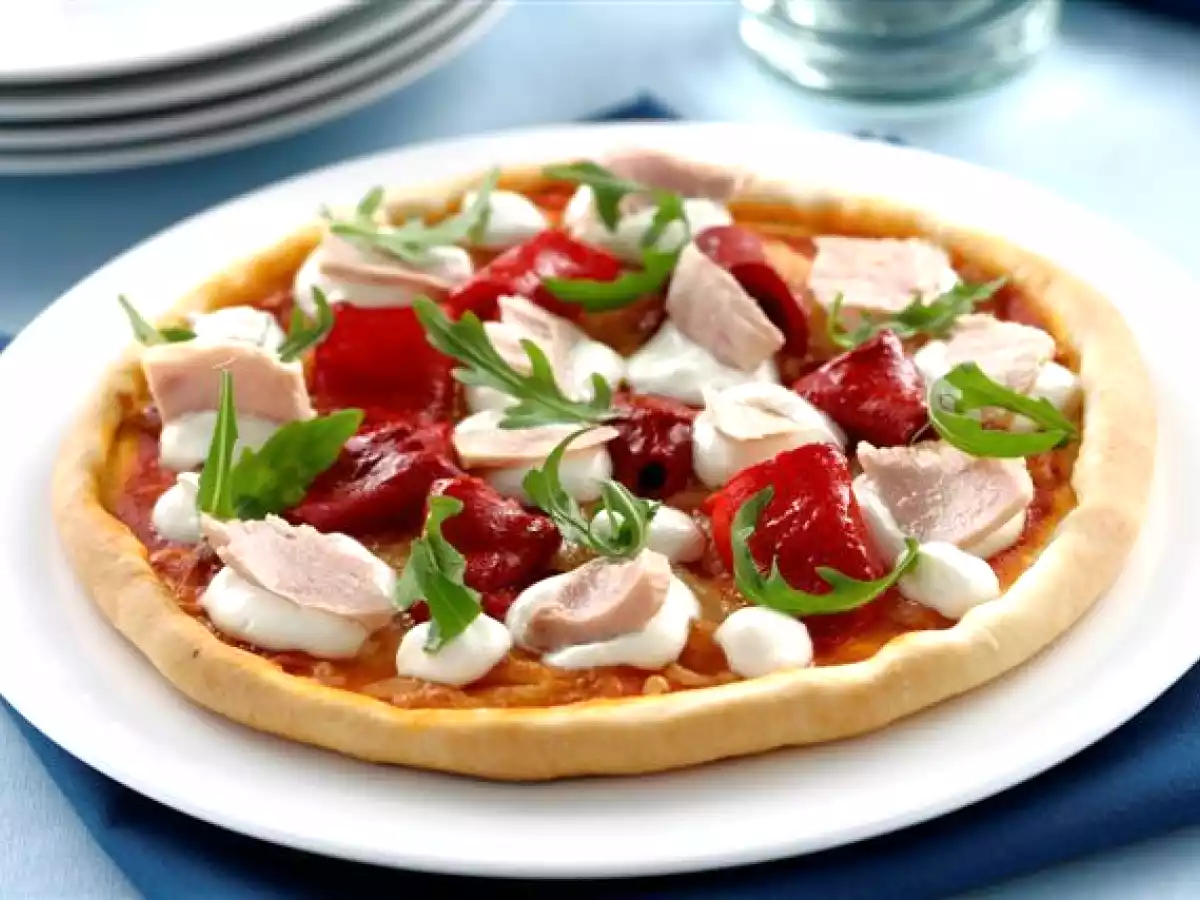 Pizza de pimientos asados, atún y rúcula con Philadelphia