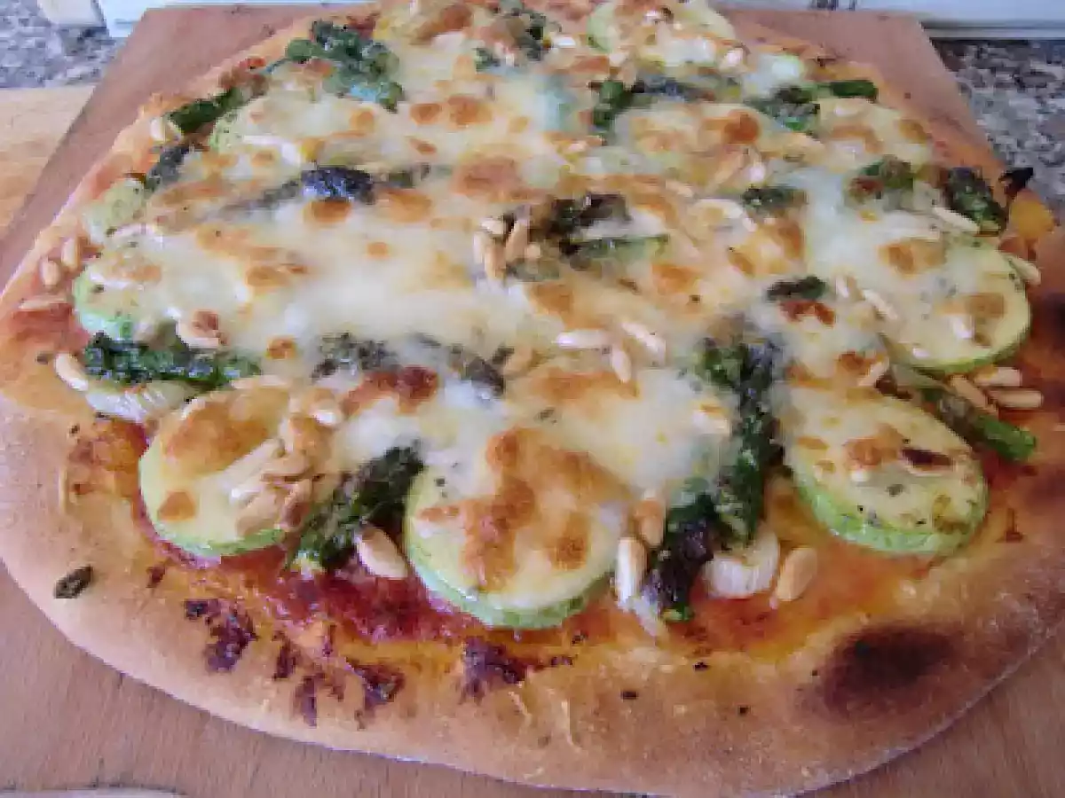 Pizza de piñones, calabacín y puntas de espárragos