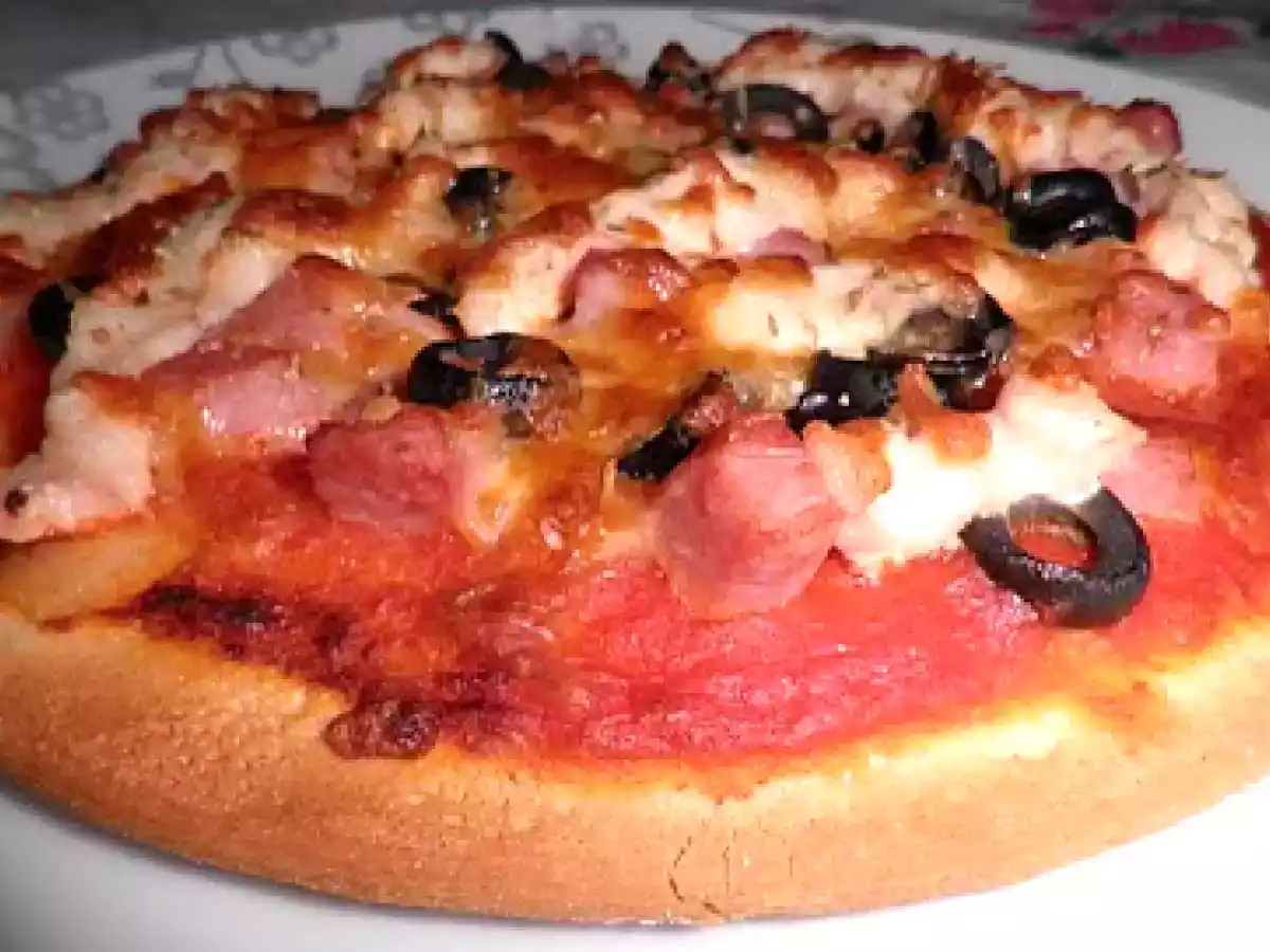 Pizza de pollo, jamón y aceitunas - foto 2