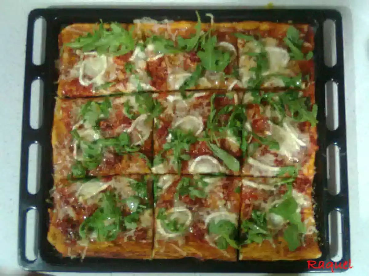 Pizza de sobrasada, queso de cabra y rúcula