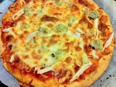 Pizza de surimi y alcachofa