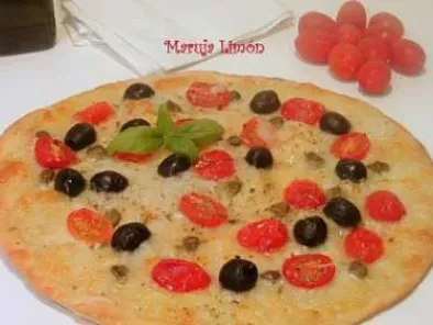 Pizza de tomate y aceitunas