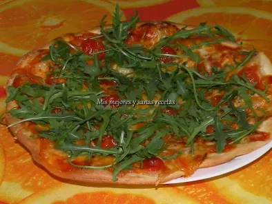 Pizza de tomatitos cherry y rúcula.