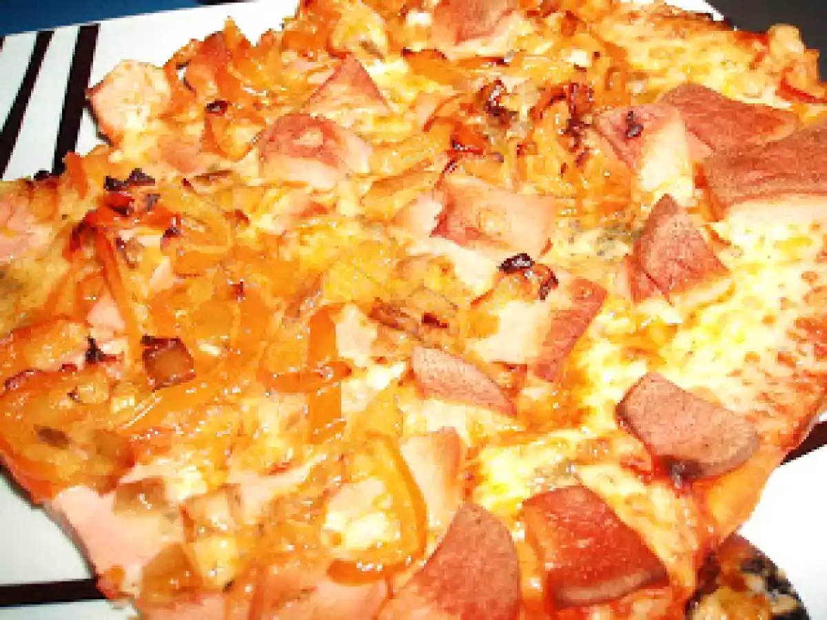 Pizza de verduras y salchichas bratwurst