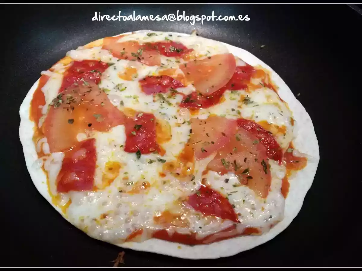 Pizza en sartén con tortillas de trigo