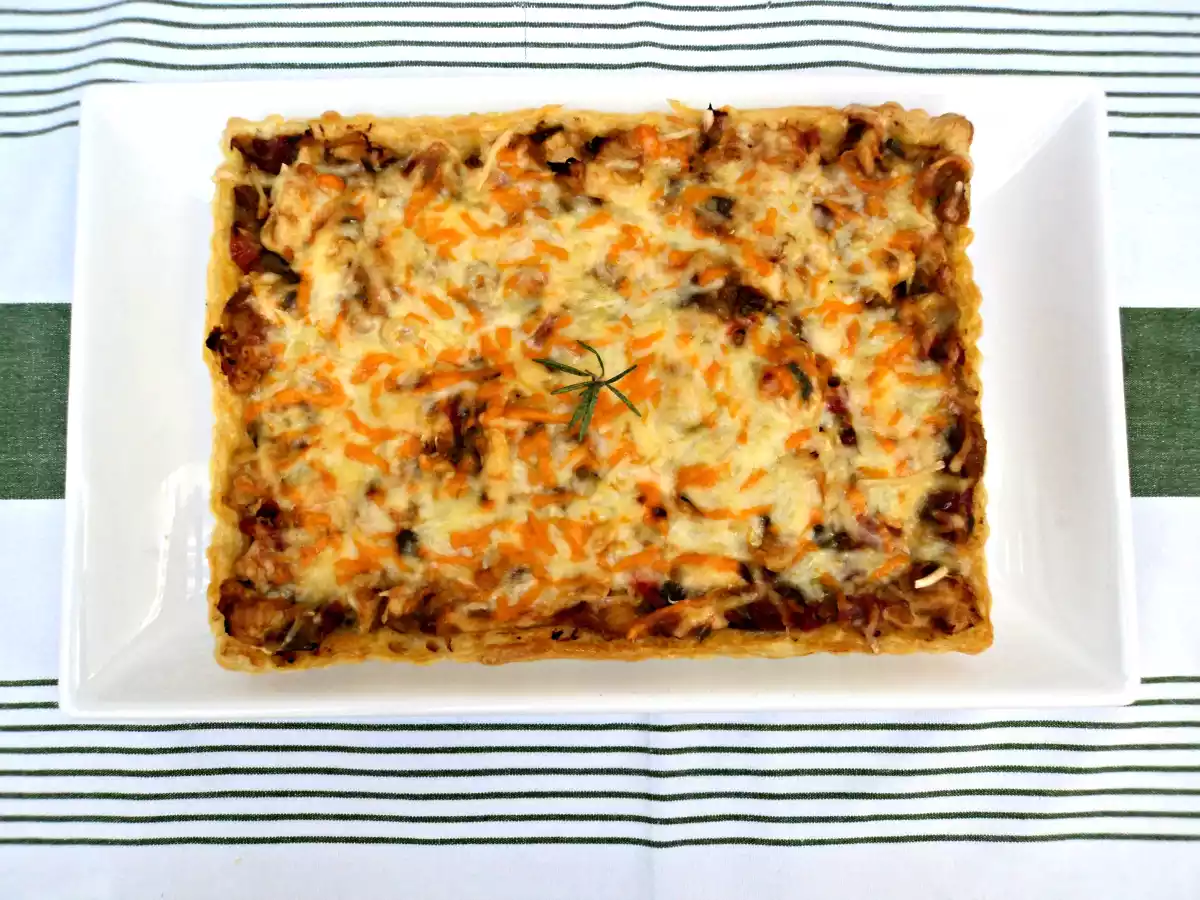 Pizza hojaldrada de verduras y pollo