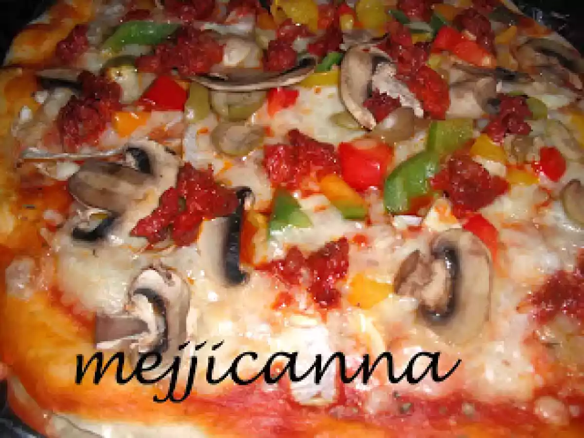 Pizza integral de vegetales con chorizo