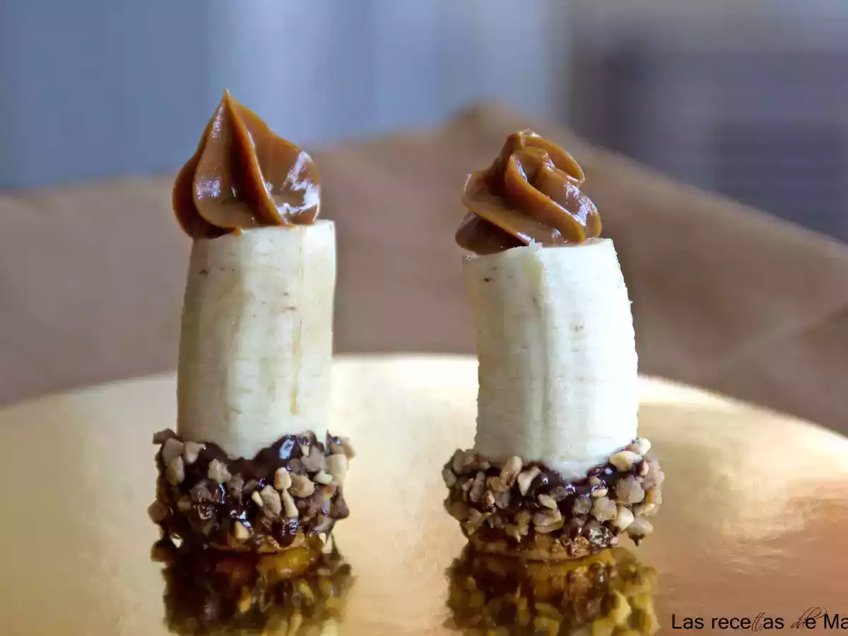Plátano con dulce de leche, chocolate y almendras